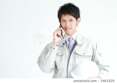 年輕工人打電話 3461829