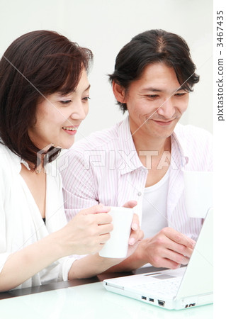 一對夫婦在喝咖啡休息時間 3467435