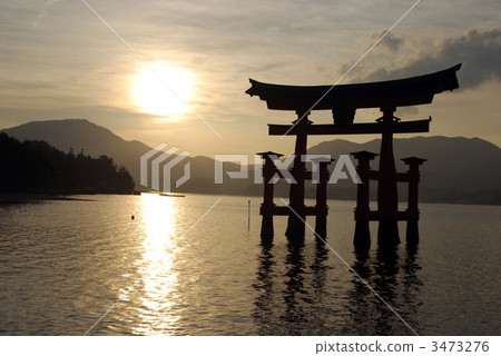 在宮島的嚴島神社的Torii黃昏 在宮島的嚴島神社的Torii黃昏 3473276