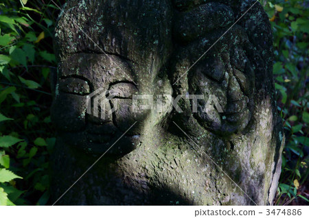 A stone statue that sleeps 3474886