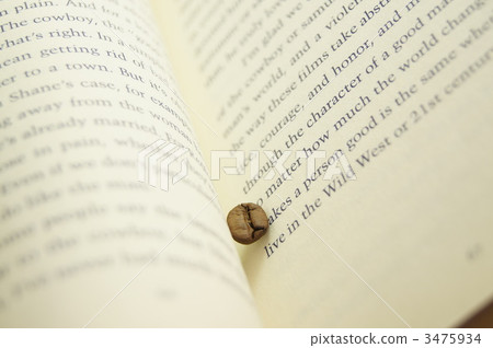 咖啡豆和書籍 3475934