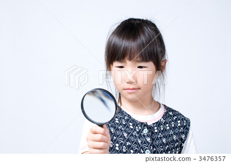Girls watching magnifying glasses 3476357