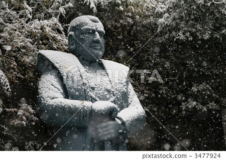 Bronze statue of Takamori Saigo standing in the dance of snow 3477924