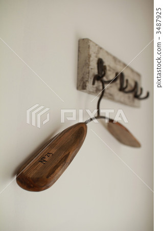 垂懸在破舊的壁鉤上的古董衣架 3487925