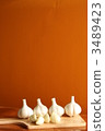 garlic, cutting board, peeled 3489423