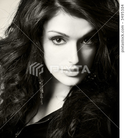 beautiful brunette 3495384