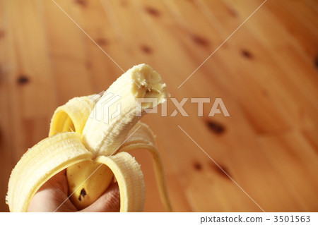 咬一口香蕉，剝皮的香蕉 3501563