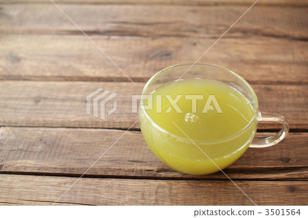 耐熱杯中溫熱的渾濁綠茶 3501564