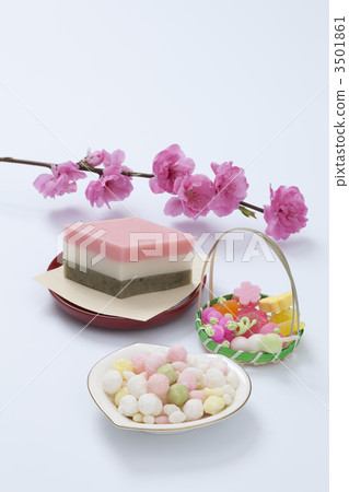 Rice cake and chicks and peach blossoms 3501861