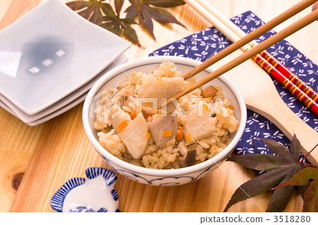 芋頭飯煮熟的米飯 芋頭飯煮熟的米飯 3518280