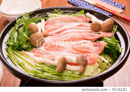 白菜和豬肉蒸的米飯 白菜和豬肉蒸的米飯 3518282