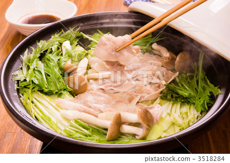 Steamed rice with cabbage and pork 3518284