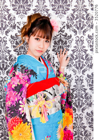 一個女人靠在後面 3520776