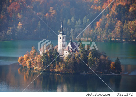 斯洛文尼亞的布萊德湖·秋葉我們的夫人被刺殺的教會 斯洛文尼亞的布萊德湖·秋葉我們的夫人被刺殺的教會 3521372