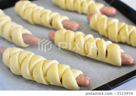 Sausage bread (before baking) 3523934