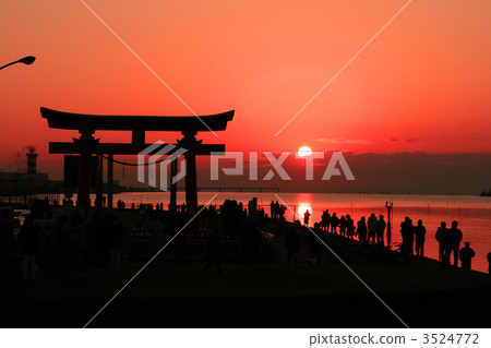 Haneda Otorii at sunrise Haneda Otorii at sunrise 3524772