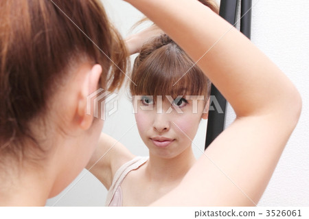 捆綁頭髮的女性 3526061