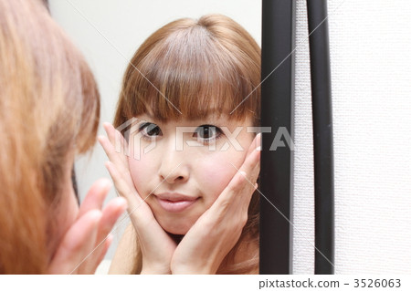 一個女人檢查她的皮膚 3526063