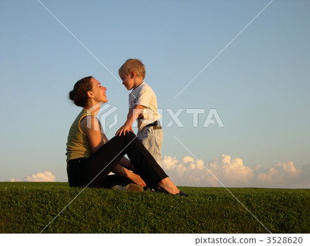 mother with son on sundown 3528620