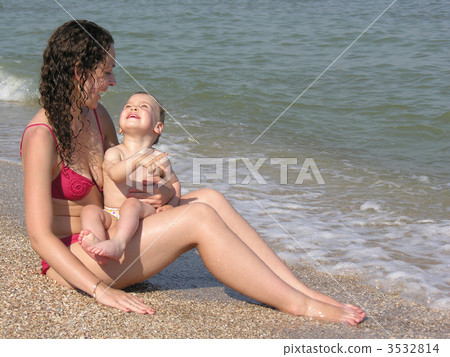 mother with baby on beach 3532814