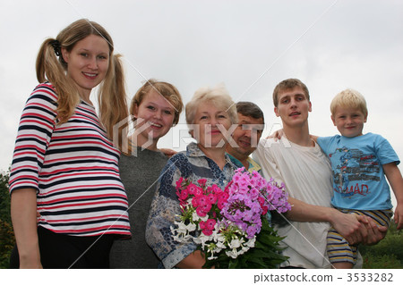 INTERGENERATIONAL FAMILY INTERGENERATIONAL FAMILY 3533282