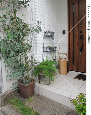 Miscellaneous goods placed at the entrance 3535517