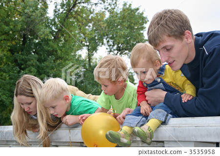 big family watch down 3535958