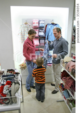 parents with child in shop 3536954