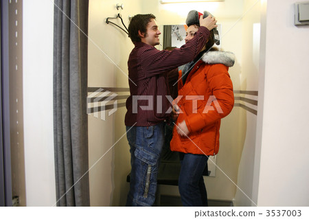 couple in fitting-room 3537003