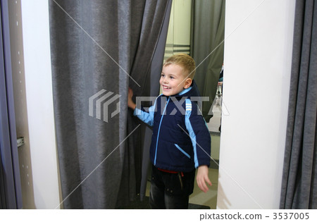 child in fitting-room child in fitting-room 3537005