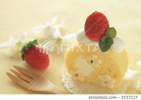 Strawberry roll cake 3537227