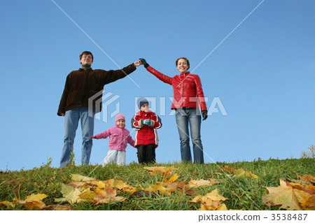 family with children on shoulders 3538487