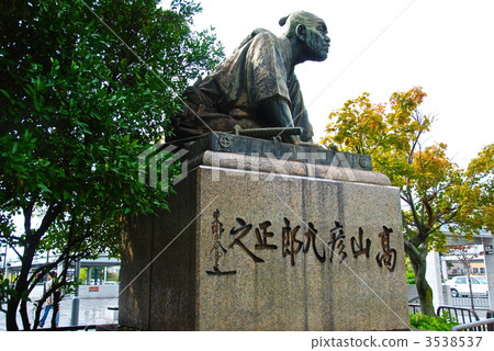 “Takayama Hikaruro”皇宮崇拜的雕像（Sanjo Ohashi Tozai，Sanjo Keihan Ekimae站/ Ohashi Town Higashiyama Ward，京都市） 3538537