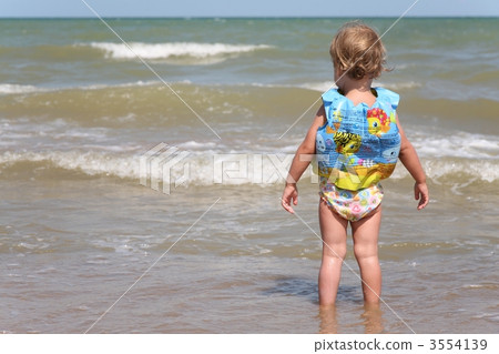 The girl comes into water 3554139