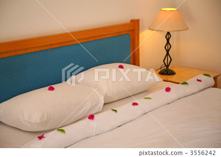 Bed in hotel 3556242