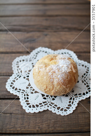 Crispy cream puffs with cream added later Crispy cream puffs with cream added later 3557901