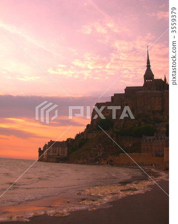 聖米歇爾山在夕陽下染色 3559379