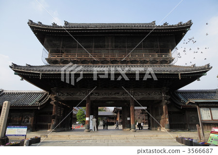 The mountain gate of the Nagahama Daito Temple 3566687