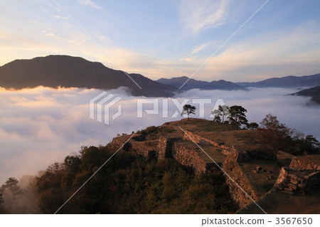 Takeda castle ruined by Chaoyang and the sea of clouds Takeda castle ruined by Chaoyang and the sea of clouds 3567650