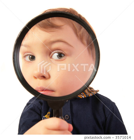 Child look through magnifier 3571014