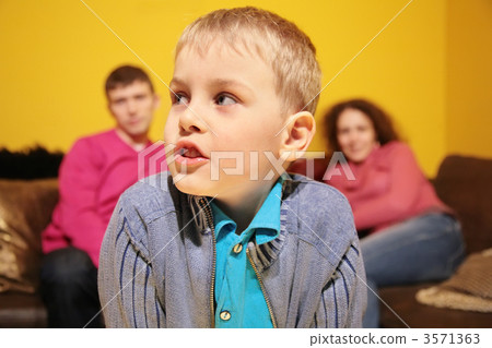 portrait in room against  background of  parents 3571363