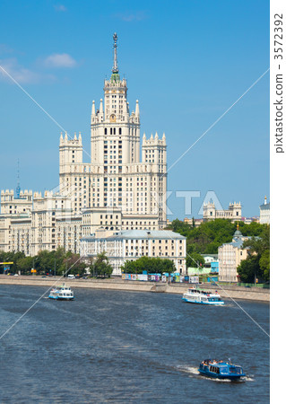 Stalin high-rise building on Kotelnichesky quay in Moscow. Verti Stalin high-rise building on Kotelnichesky quay in Moscow. Verti 3572392
