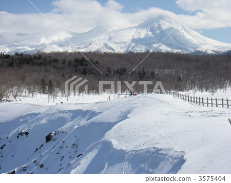 Shiretoko in a sunny winter 3575404
