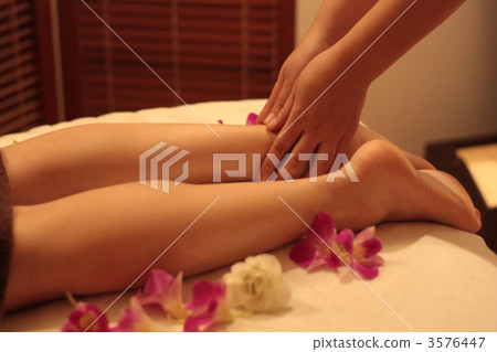 Foot to receive massage 3576447