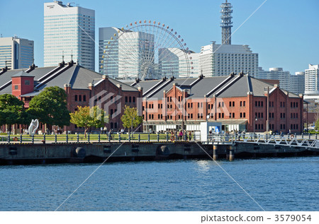 Walking around Yokohama · Yokohama red brick warehouse seen from the sea 3579054