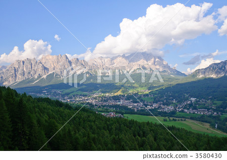 意大利小鎮Cortina d'Ampezzo和Cristallo 意大利小鎮Cortina d'Ampezzo和Cristallo 3580430