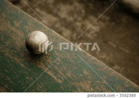 在長凳上的棒球球 3582380