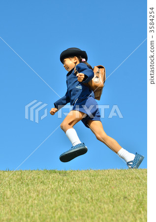 一個幼兒園的孩子（一個女孩）在草坪上跑步 3584254