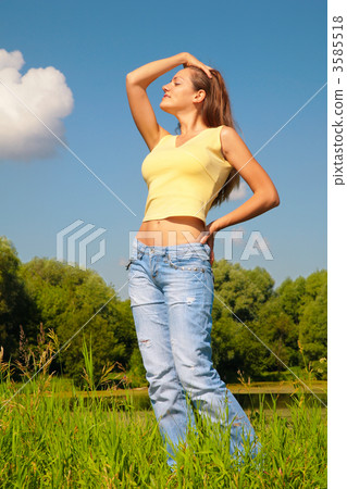 Youmg woman posing in park 3585518