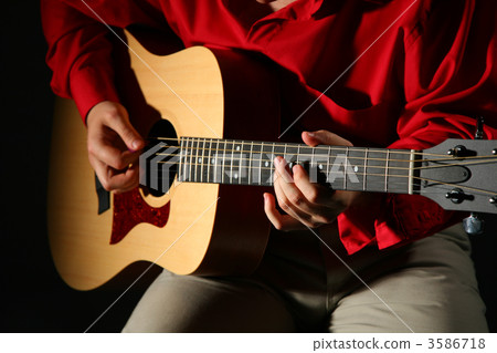 Close-up hands with guitar 3586718